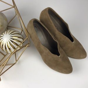 Via Neroli’s tan suede booties size 8